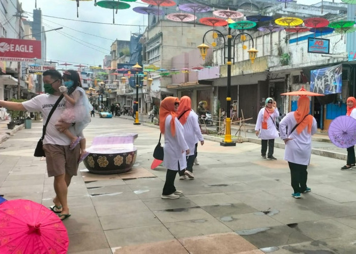 Menangkap Peluang Baru di Jalan Pedestrian Cihideung, Jasa Sewa Payung Geulis Tarif Seikhlasnya