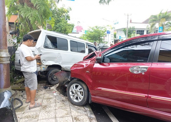 Tiga Kendaraan Tabrakan Beruntun di Ciamis, Pengendara dan Penumpang Avanza Dibawa ke Rumah Sakit 