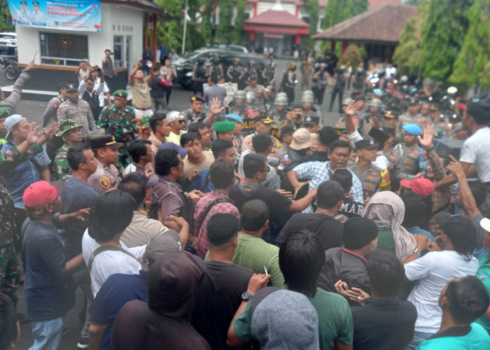 Gerbang Gedung DPRD Kabupaten Pangandaran Roboh, Ricuh Aksi Penolakan Pinjaman Rp 350 Miliar