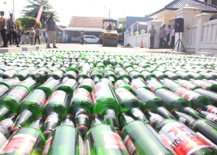 Pangandaran Gelar Operasi 'Tumpas Miras': Ribuan Botol Ilegal Digilas, Kejahatan Dilibas