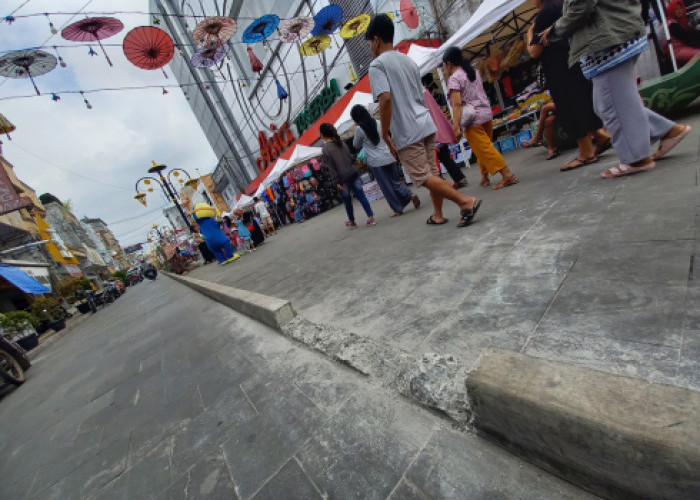 Duh! Pembatas Jalan dengan Trotoar di Pedestrian Cihideung Kota Tasikmalaya Dirusak
