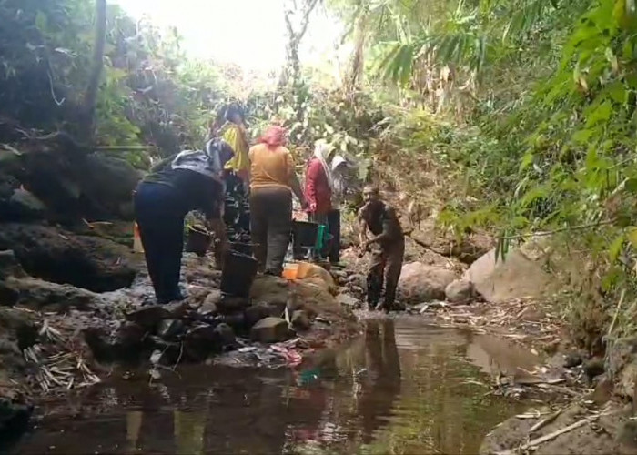 Kekeringan Melanda, Warga Kabupaten Tasikmalaya Andalkan Bantuan Air Bersih dari BPBD