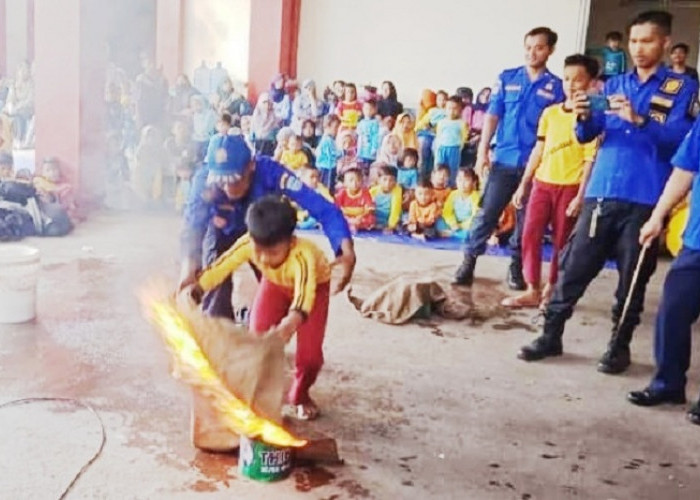 Heroik, Bocah SD Mampu Padamkan Api Bersama Petugas Damkar Kota Banjar 