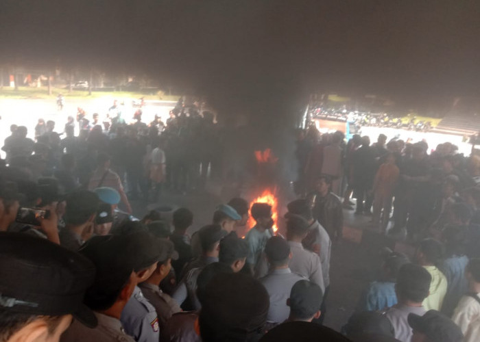 Desak Perbaikan Jalan di Padakembang Tasikmalaya, Massa Aksi Bakar Ban di Gedung Bupati