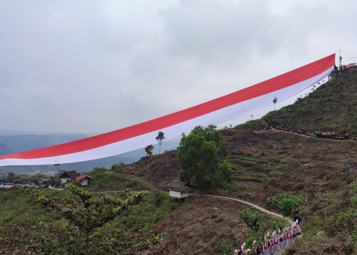 Bendera Merah Putih Raksasa Sepanjang 150 Meter Berkibar di Bukit Panyangrayan Sukaraja, Tasikmalaya