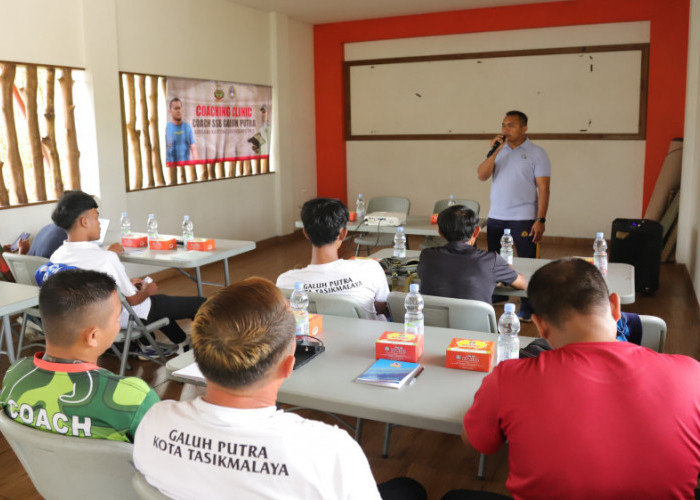 Mantan Pelatih Fisik Timnas Indonesia Berikan Coaching Clinic di SSB Galuh Putra