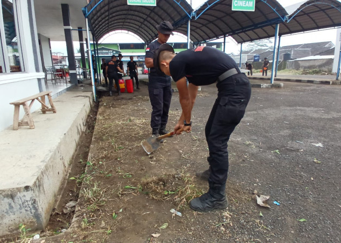 Menghidupkan Kembali Terminal Cibeureum Kota Tasikmalaya: Aksi Bersih-Bersih Brimob dan Sopir Angkot