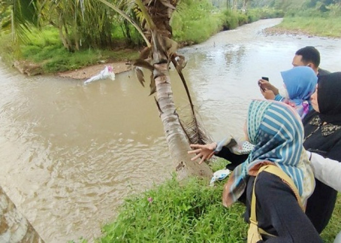 Kenang Satu Tahun 11 Siswa MTs Tewas di Ciamis, Keluarga Korban Tragedi Susur Sungai Gelar Tabur Bunga 