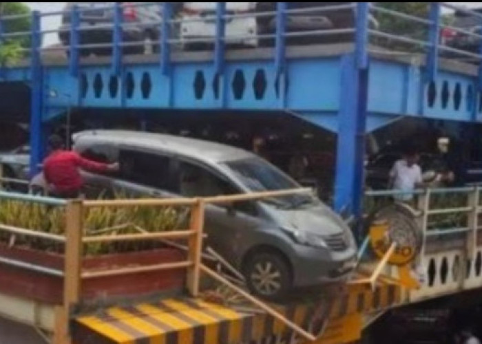 Penampakan Mobil Nyaris Terjun dari Lantai 2 RS Polri