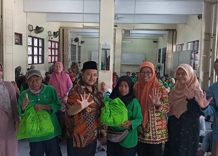 SMAN 5 Tasikmalaya Berbagi Ribuan Paket Sembako Ramadhan, Sasar Petugas Kebersihan