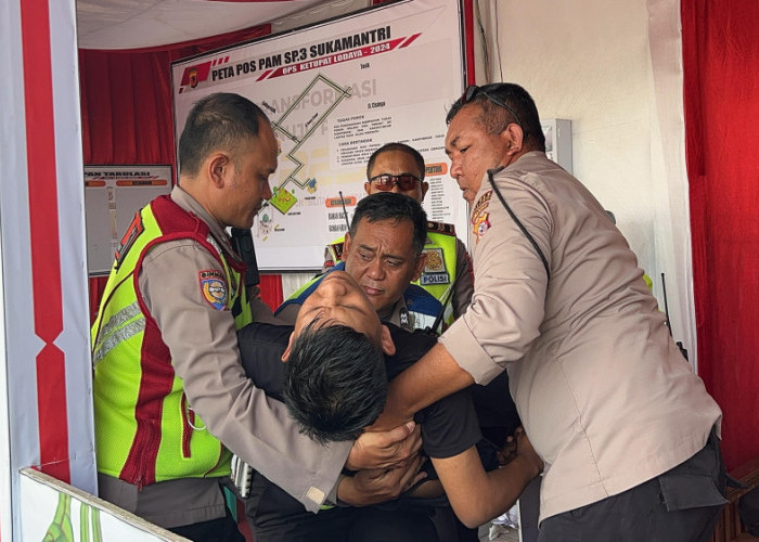 Aksi Heroik Polisi Tasikmalaya saat Arus Balik Lebaran 2024, Evakuasi Penumpang Bus yang Pingsan