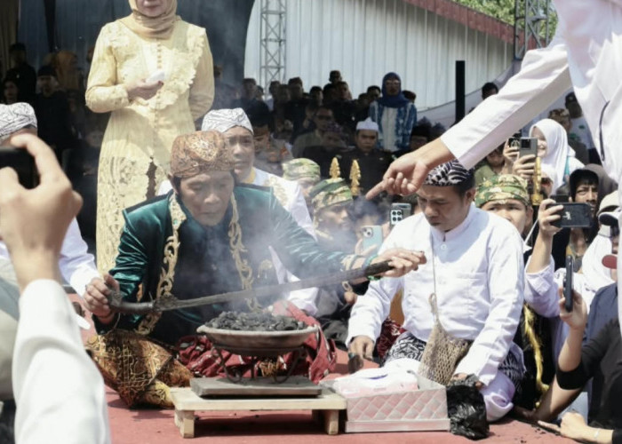 Tradisi Nyangku di Panjalu, Warisan Budaya Ciamis yang Terus Dihidupkan Generasi Muda