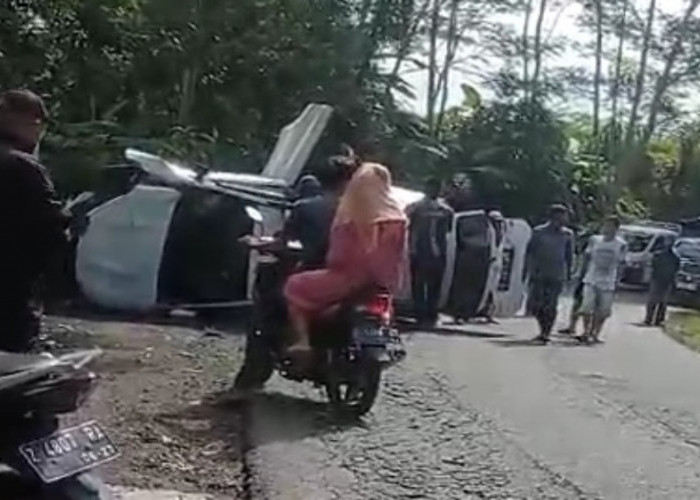 Viral!!! Mobil Warna Putih Terbalik di Papayan Jatiwaras Kabupaten Tasikmalaya, Kecelakaan Tunggal?