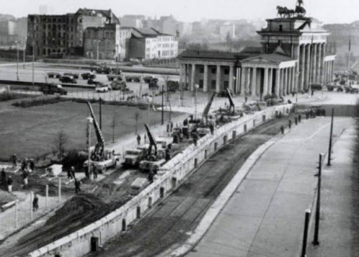 Tembok Berlin Mulai Dibangun Hari ini di Masa Lalu