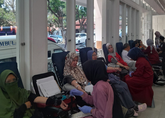 Ratusan Masyarakat Kabupaten Garut Antusias Ikuti Donor Darah di Pendopo