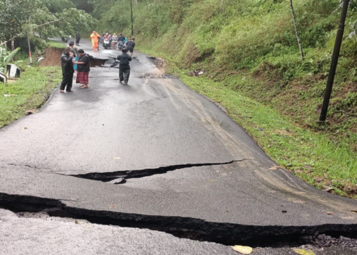 Kondisi Jalan Raya Taraju Kabupaten Tasikmalaya yang Amblas Setelah Diguyur Hujan, hanya Roda Dua ...