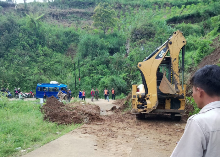 Jalur Banjarwangi-Singajaya Kabupaten Garut Kembali Normal Setelah Diterjang Longsor