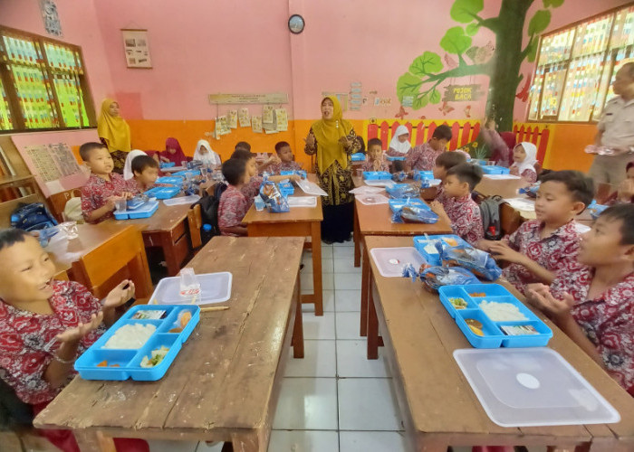 Menggugah Kesehatan Anak Sekolah: Program Makan Siang Bergizi di SDN Dadaha Kota Tasikmalaya Dimulai