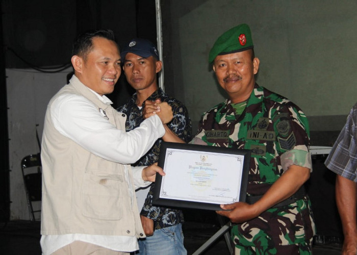 Mantap! Anggota Babinsa Kodim 0612 Tasikmalaya Terima Penghargaan Maggot Award dari Pj Wali Kota