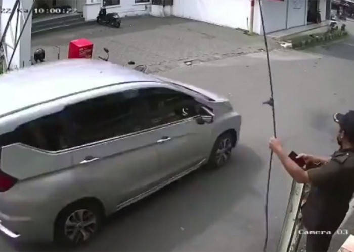 Detik-Detik Xpander Tabrak Angkot Terekam CCTV, 3 Orang Tewas