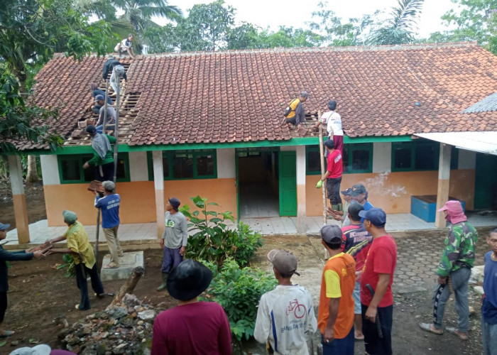 Bangunan Sekolah TK di Tasikmalaya Hampir Ambruk, Warga Ramai-Ramai Lakukan Renovasi 
