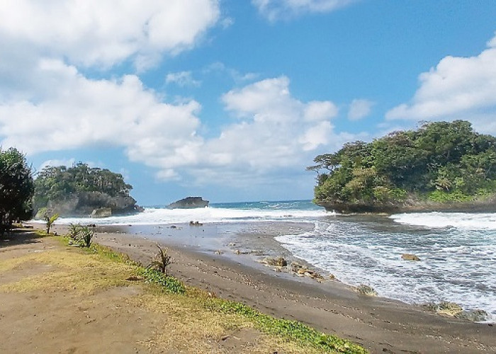 Terumbu Karang Pantai Madasari Cocok Jadi Latar Belakang Swafoto Wisatawan