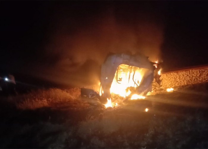Detik-Detik Xpander Tertabrak Kereta Api, Terbakar dan 4 Orang Tewas