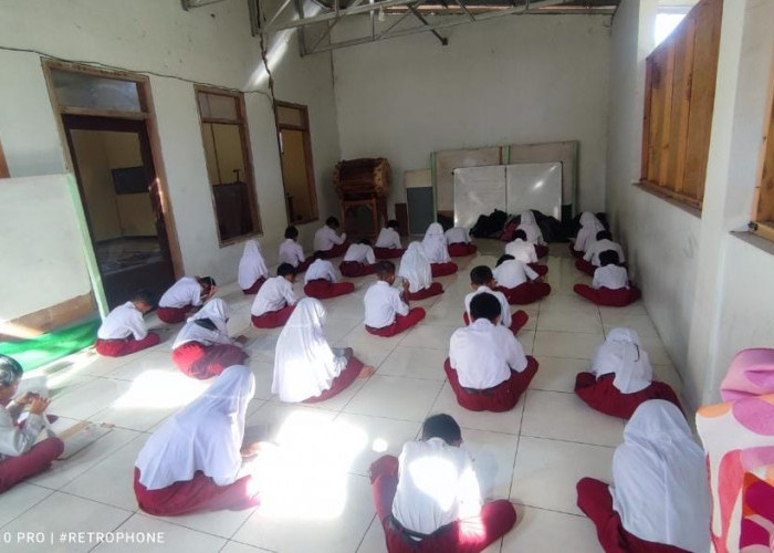 Puluhan Siswa SD Negeri Sridadi 01 Ikuti Ujian PTS di Teras Masjid