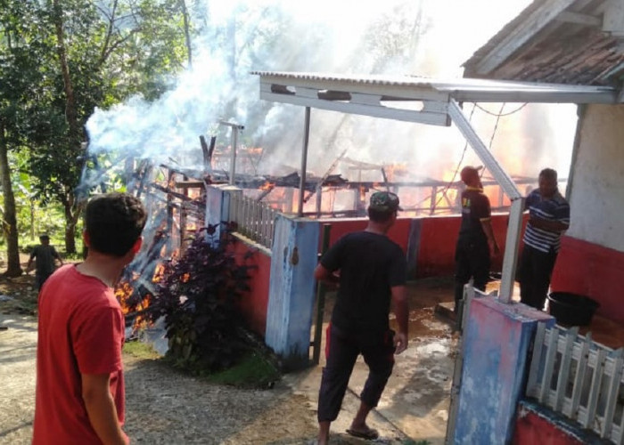 Diduga Api dari Tungku Lupa Dimatikan, Rumah Panggung di Ciamis Ludes Terbakar