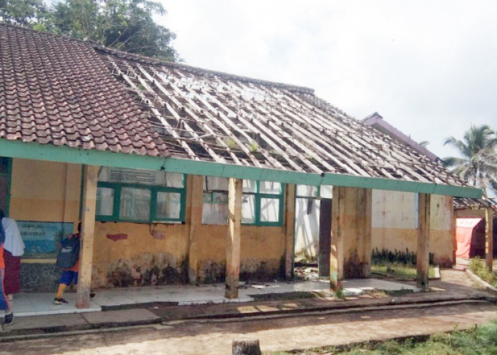 Atap Bolong dan Banyak Kayu yang Jatuh ke Ruang Kelas, Siswa SDN Banjarwangi Kecamatan Salopa Belajar di Tenda