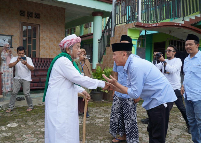 Pengasuh Ponpes Miftahul Huda Al-Azhar Banjar Doakan Iwan Bule Menang DPR RI dan Prabowo Jadi Presiden