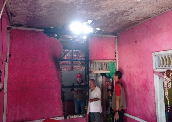Ditinggal Penghuninya ke Rumah Sakit, Rumah Warga Kota Banjar Terbakar