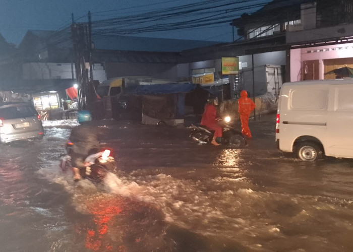 Jalan Raya SL Tobing Kota Tasikmalaya: Banjir Datang, Lalu Lintas Kembali Normal, Hujan Belum Selesai