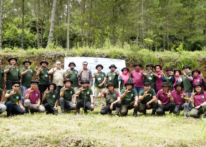 Perhutani KPH Tasikmalaya Gandeng PGE dan CDK Tanam Ribuan Pohon di Kadipaten
