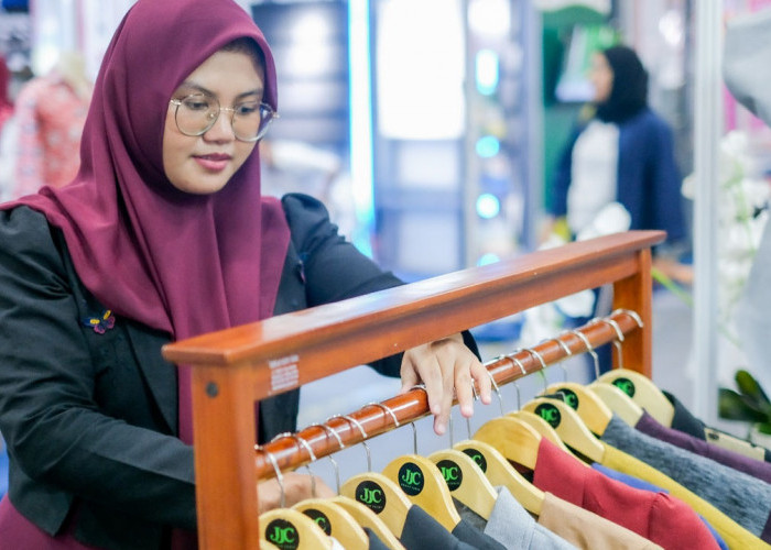 LinkUMKM BRI Dorong Pengusaha Perempuan Naik Kelas, JJC Rumah Jahit Kembangkan Fesyen Wastra Eksklusif