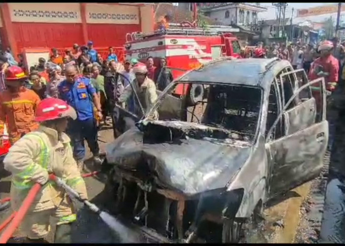 Warga Tasikmalaya Kaget, Mobil Avanza Tiba-Tiba Terbakar saat Melaju