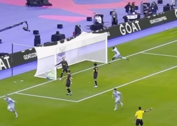 Kenapa Papan Iklan Berubah Menjadi Tulisan GOAT saat  Cristiano Ronaldo Mencetak Gol ke Gawang PSG?