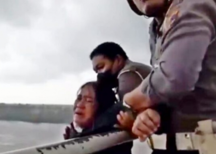 Luar Biasa! Aksi Penyelamatan Dua Anggota Satlantas Gagalkan Seorang Ibu Loncat ke Sungai
