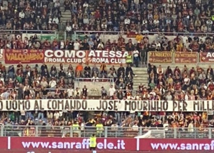Fans AS Roma Minta Mourinho Bertahan Selama 1000 Tahun