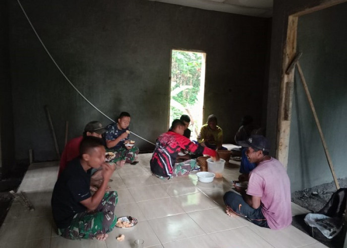 Warga Anggap Prajurit TNI Bagian Keluarga, Kehormatan Makan Bersama Satgas TMMD ke-115 Kodim 0612/Tasikmalaya