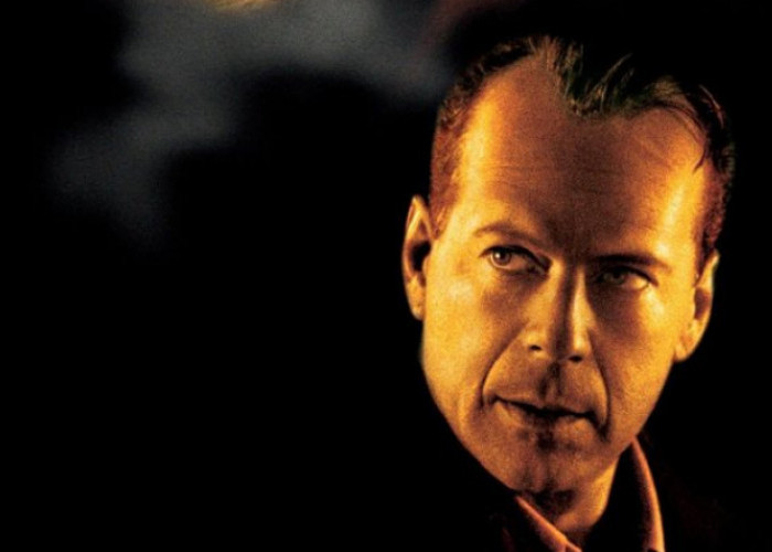Sutradara Knock At The Cabin, Night Shyamalan Menangis Mendengar Bruce Willis Terkena Afasia