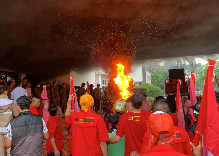 Buruh Kota Tasikmalaya Demo Bale Kota, Protes Gagalnya UMSK 2025