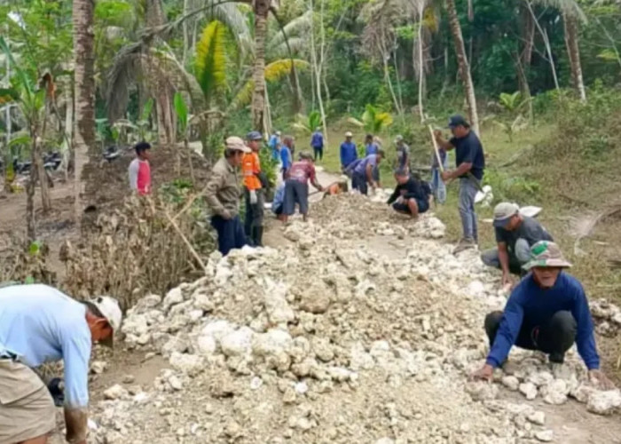 Jalan Rusak Bertahun-tahun, Warga Masawah Pangandaran Patungan Rp100 Ribu untuk Perbaikan