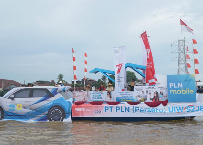Keunikan Mobil PLN ’Berlayar’ di Sungai Musi Berbuah Juara