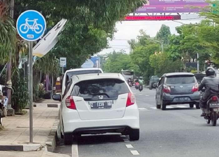 Pemilik Mobil dan Motor di Ciamis, Jangan Parkir di Jalur Sepeda ya..Malu....