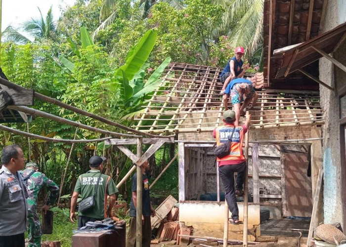 Bangunan SDN 2 Balokang Amblas, Dapur Rumah Warga Kota Banjar Ambruk Akibat Gempa Garut