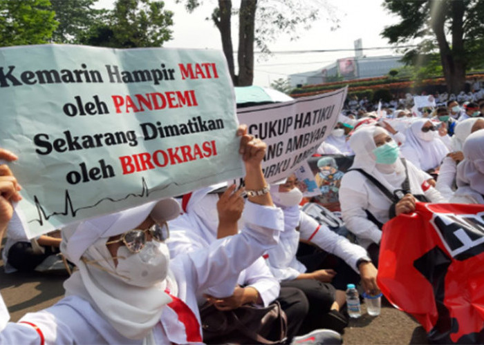 Ribuan Honorer Geruduk Kantor Ridwan Kamil Tuntut Bisa Diangkat Jadi PNS dan Tidak Ada PHK untuk Honorer 