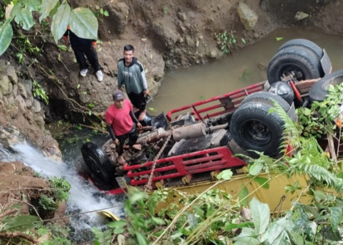 Tidak Kuat Menanjak, Truk Masuk Jurang di Cibalong Tasikmalaya, Sopir Meninggal Terjepit Kabin