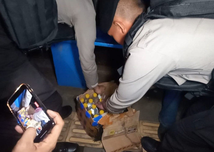 Polisi Gagalkan Transaksi 19 Botol Minuman Keras di Pinggir Jalan Kota Tasikmalaya