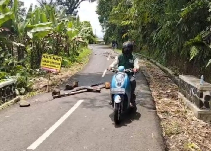 Jalan Raya di Tasikmalaya Retak dan Puluhan Rumah Warga Terendam Banjir